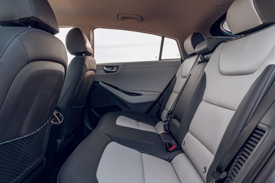 Интерьер Hyundai IONIQ Plug-in Hybrid (AE) 2019 года  (UK) (фото 28 из 40)